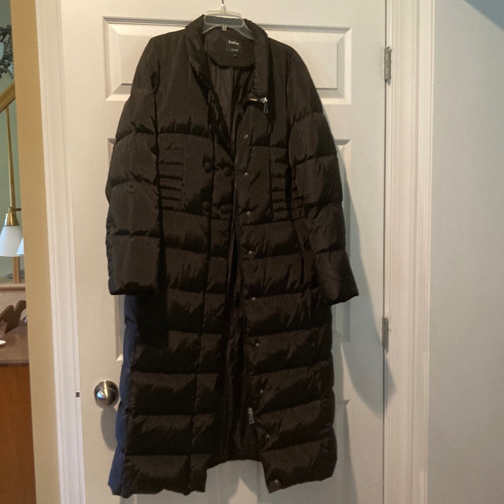 Puffer coat long cinches at waist. Worn once . Like new